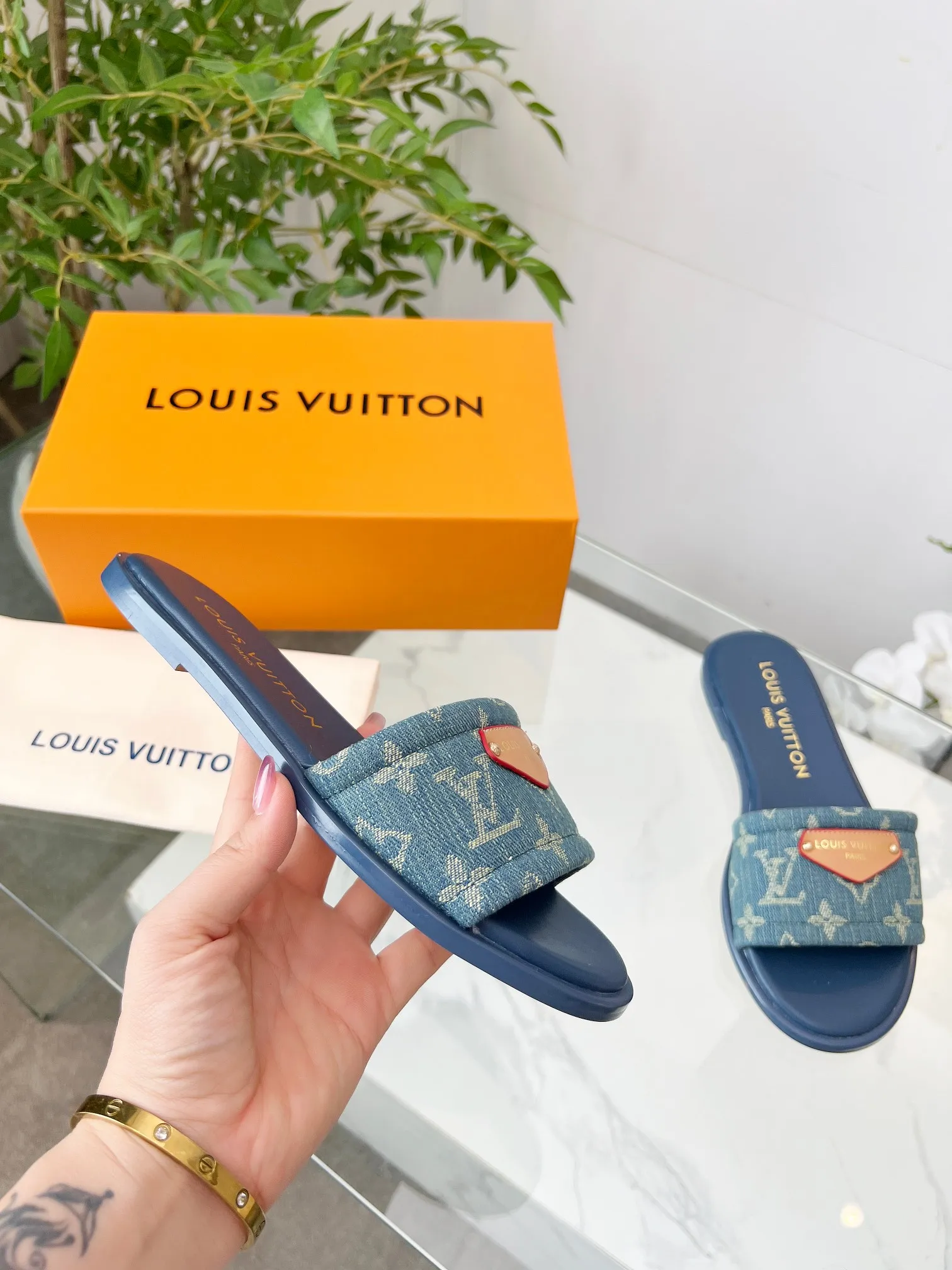 👟👟Ex-factory price 320👟👟 Genuine leather sole +40 Louis Vuitton, 1:1 advanced customization upper, fabric: customized LV special fabric, lining: sheepskin, original molding hardware, code number: 35-42, order with pictures, welcome to send pictures to place an order,
